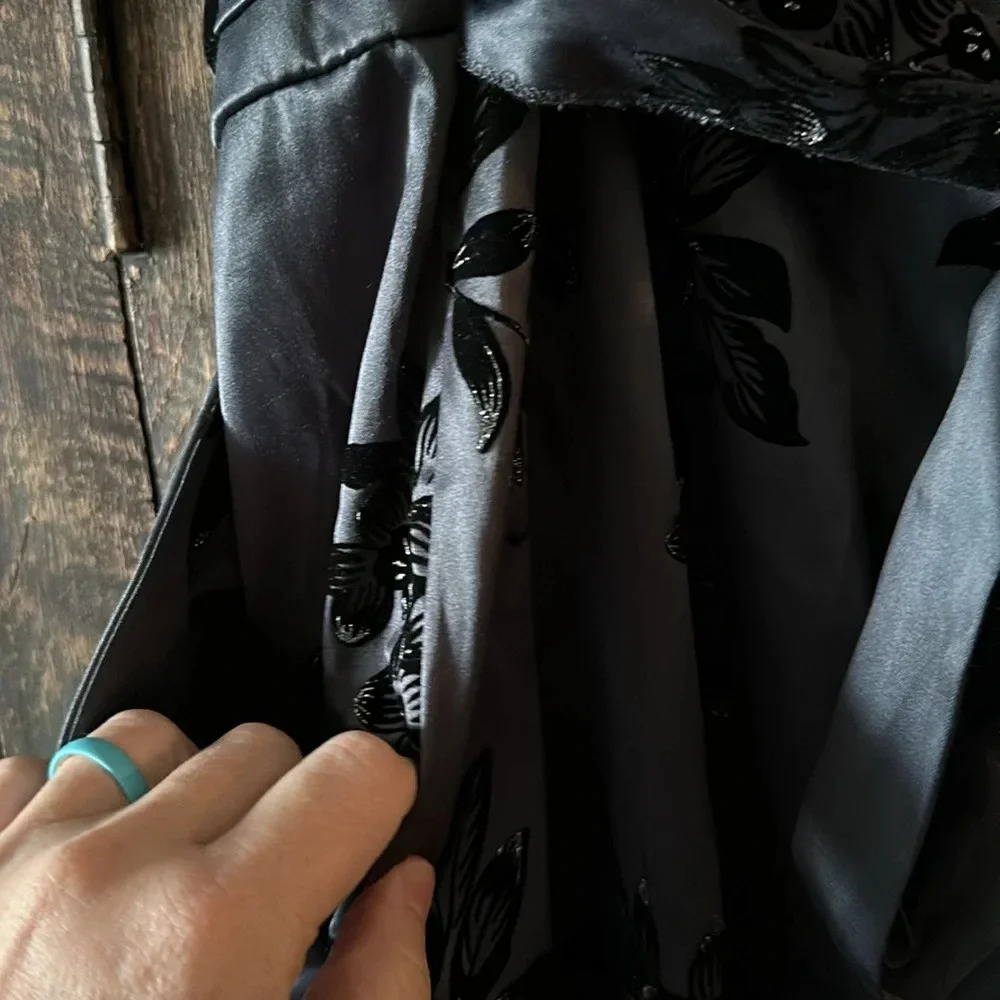 Snap Gray w/ black velvety & silver sparkle Strapless dress 22W EUC w/
Pockets! - Picture 4 of 5